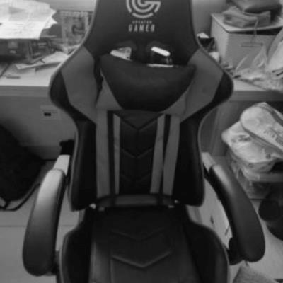 01 Cadeira gamer, cor vermelha e preta, Greatek.