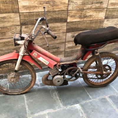 1 / DESCRIÇÃO: CICLOMOTOR (MOBILETE) COR VERMELHA, SEM IDENTIFICADORES, NO ESTADO EM QUE SE ENCONTRA.