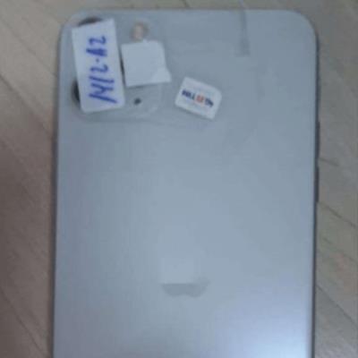 Celular Apple/iPhone, capa traseira cor prata.