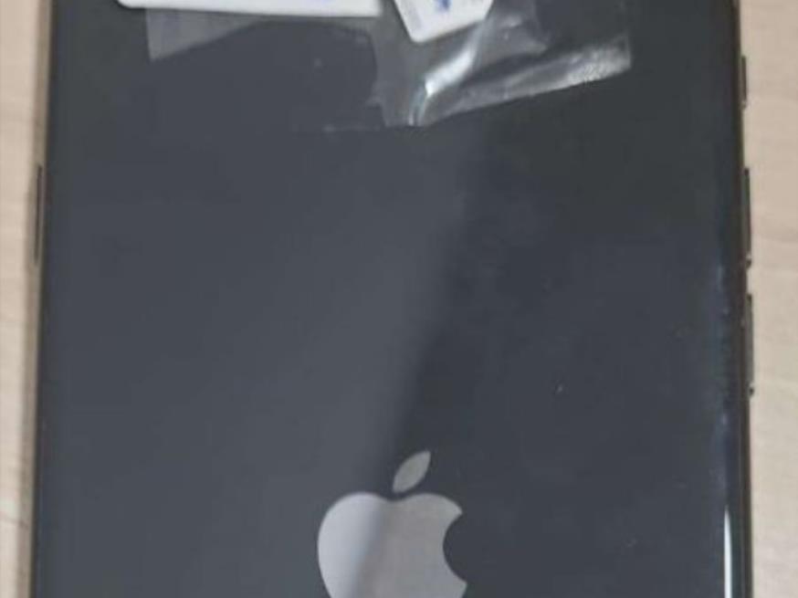 Foto ilustrativa 1 - Celular Apple/iPhone, capa traseira cor preta.