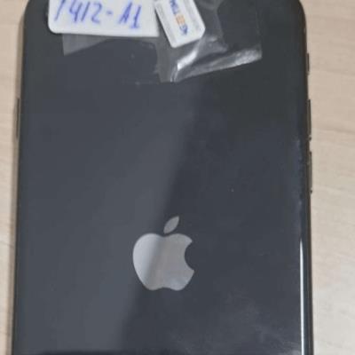 Celular Apple/iPhone, capa traseira cor preta.