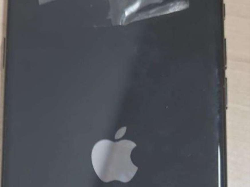 Foto ilustrativa 2 - Celular Apple/iPhone, capa traseira cor preta.