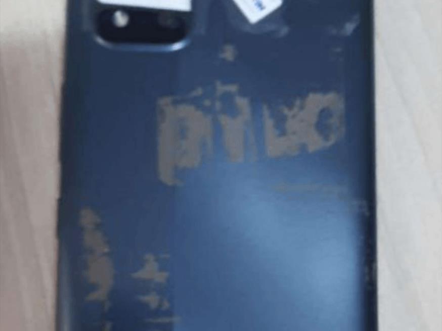 Foto ilustrativa 1 - Celular Realme, capa traseira cor preta.