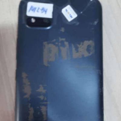 Celular Realme, capa traseira cor preta.