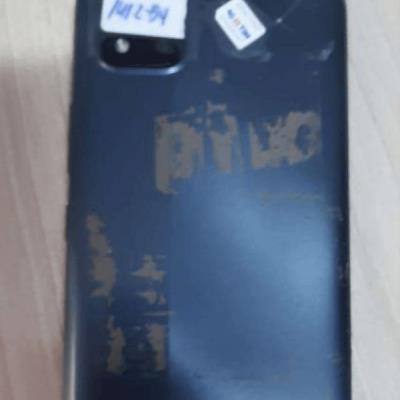 Celular Realme, capa traseira cor preta.