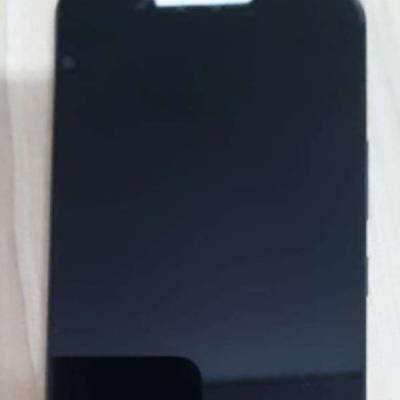 Celular Realme, capa traseira cor preta.