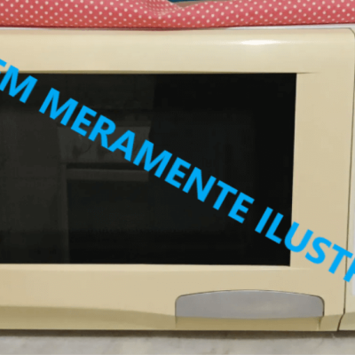 Forno micro-ondas Panasonic, cores bege e branca.