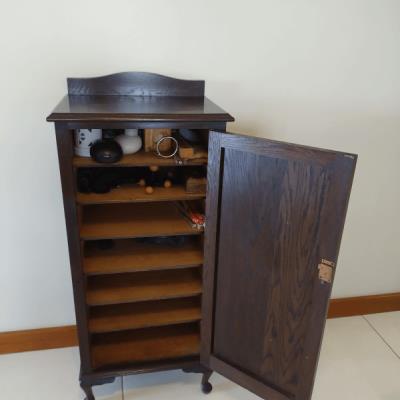 GABINETE DE MÚSICA EM CARVALHO INGLÊS COM PÉS QUEEN ANNE ANO 1900