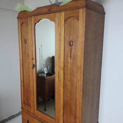 GUARDA ROUPA EM CARVALHO INGLÊS COM ESPELHO E GAVETA ANO 1920