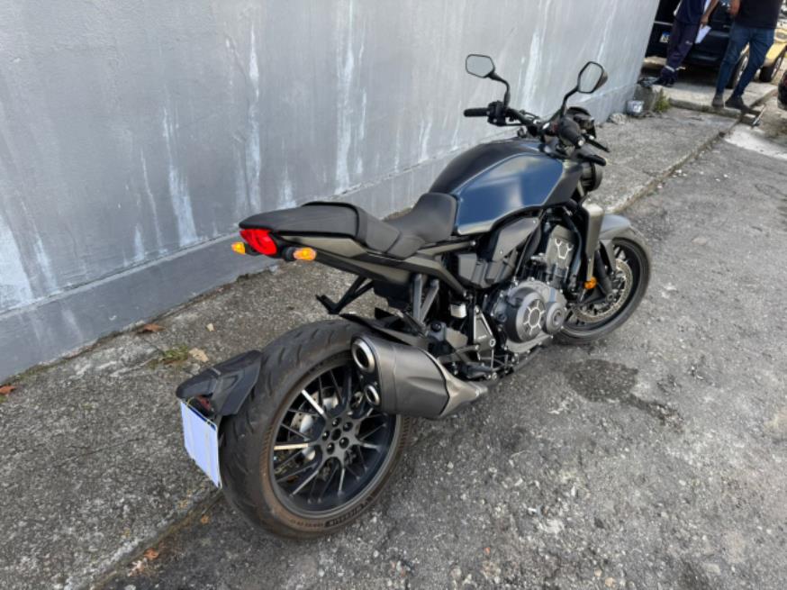 Foto ilustrativa 3 - HONDA CB 1000R Black Edition 2024 – AZUL – GASOLINA
