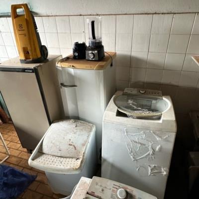 LOTE COM GELADEIRAS, MÁQUINA DE LAVAR, LIQUIDIFICADOR, FOGÃO, FOGÃO INDUSTRIAL, BEBEDOUROS, CAMA, ENTRE OUTROS, NO ESTADO EM QUE SE ENCONTRA.