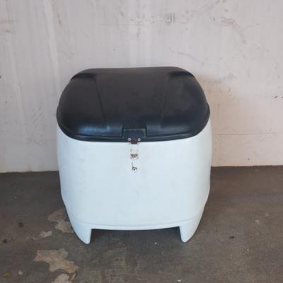 LOTE COM UM BAÚ DE MOTO, BRANCA, NO ESDTADO EM QUE SE ENCONTRA.