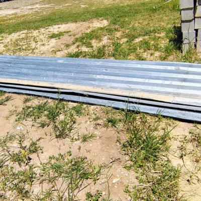 LOTE COMPOSTO POR 06 TELHAS GALVANIZADAS, CALHAS, ARMARIOS E PRATELEIRAS DE ACO, NO ESTADO EM QUE SE ENCONTRA.