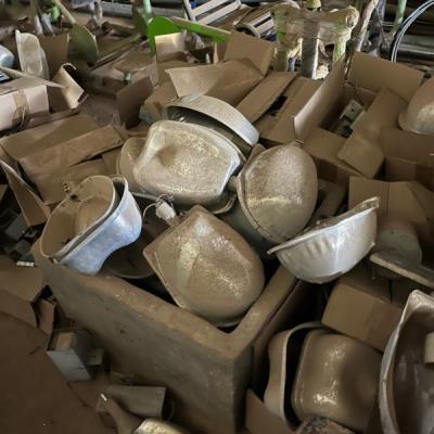 LOTE CONTENDO APROX. 1.300 LUMINÁRIAS EM ALUMÍNIO COM REATORES, NO ESTADO EM QUE SE ENCONTRA.
