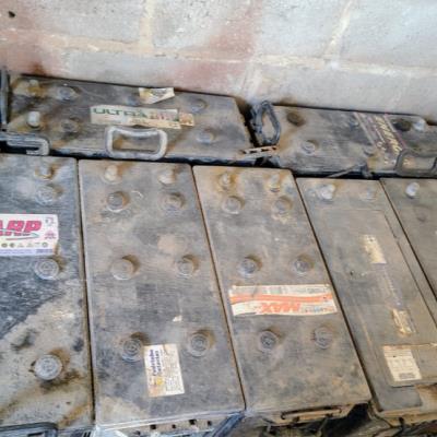 LOTE CONTENDO APROXIMADAMENTE 25 CARCAÇAS DE BATERIAS, NO ESTADO EM QUE SE ENCONTRA.