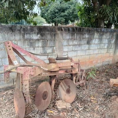 LOTE CONTENDO ARADO REVERSÍVEL SANTA IZABEL 3 DISCOS DE 26 POLEGADAS, NO ESTADO EM QUE SE ENCONTRA.