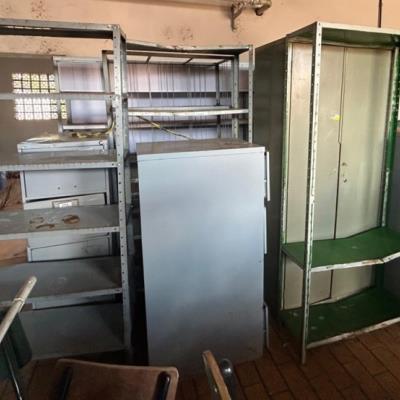 LOTE CONTENDO ARMÁRIOS, PATRELEIRAS, ARQUIVOS, NO ESTADO EM QUE SE ENCONTRA.
