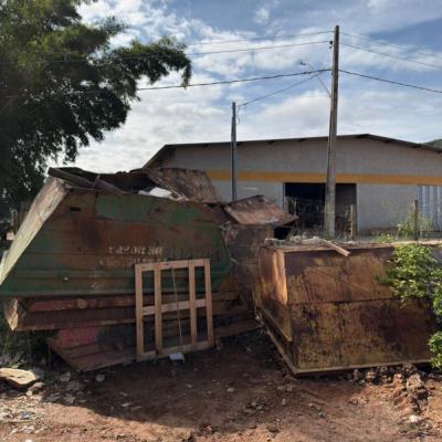 LOTE CONTENDO CAÇAMBAS, NO ESTADO EM QUE SE ENCONTRA.