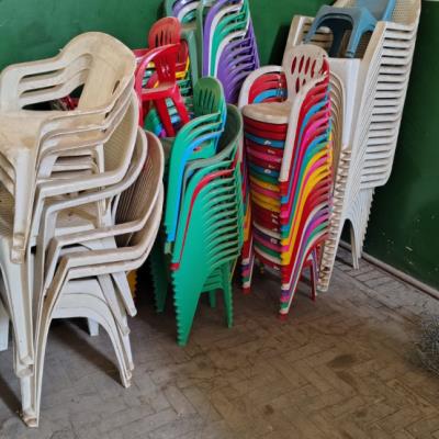 LOTE CONTENDO CADEIRAS DE PLÁSTICO, NO ESTADO EM QUE SE ENCONTRA.