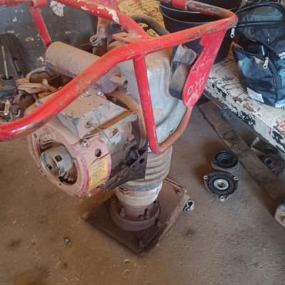 LOTE CONTENDO COMPACTADOR, NO ESTADO EM QUE SE ENCONTRA.
