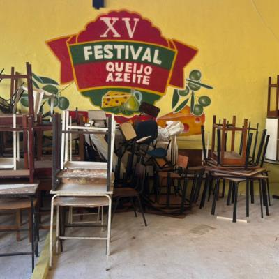 LOTE CONTENDO EQUIPAMENTOS ESCOLARES, TAIS COMO: CADEIRAS, MESAS, ENTRE OUTROS, NO ESTADO EM QUE SE ENCONTRA.