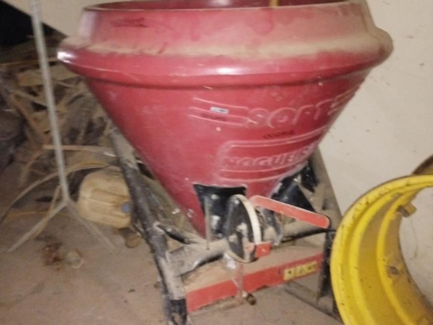 Foto ilustrativa 1 - LOTE CONTENDO ESPALHADOR DE CÁLCARIO, MARCA NOGUEIRA, CAPACIDADE 500KG, NO ESTADO QUE SE ENCONTRA.