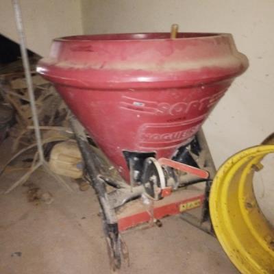LOTE CONTENDO ESPALHADOR DE CÁLCARIO, MARCA NOGUEIRA, CAPACIDADE 500KG, NO ESTADO QUE SE ENCONTRA.