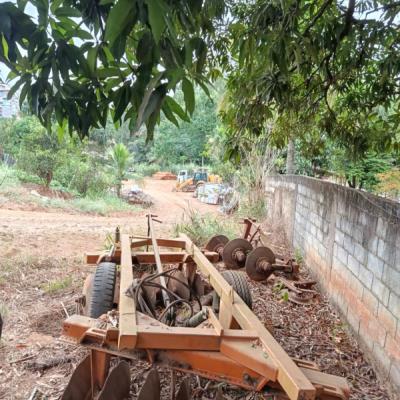 LOTE CONTENDO GRADE ARADORA RACINE, NO ESTADO EM QUE SE ENCONTRA.