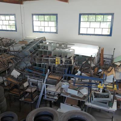 LOTE CONTENDO MATERIAIS DIVERSOS, TAIS COMO: CARTEIRAS ESCOLARES, ARMÁRIOS, FOGÕES, JANELAS DE FERRO, ENTRE OUTROS, NO ESTADO EM QUE SE ENCONTRA.