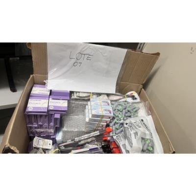 LOTE CONTENDO MATERIAL ODONTOLÓGICO, NO ESTADO EM QUE SE ENCONTRA.
