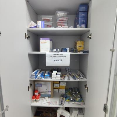 LOTE CONTENDO MATERIAL ODONTOLÓGICO, NO ESTADO EM QUE SE ENCONTRA.
