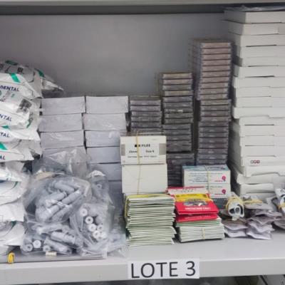 LOTE CONTENDO MATERIAL  ODONTOLÓGICO, NO ESTADO EM QUE SE ENCONTRA.