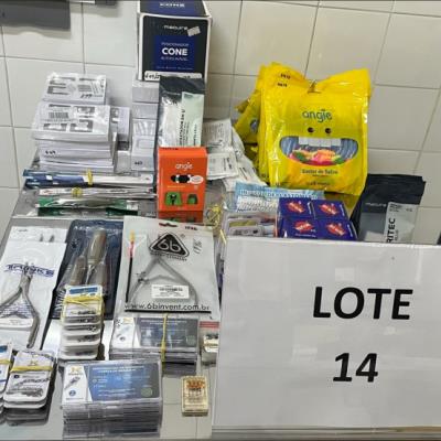 LOTE CONTENDO MATERIAL ODONTOLÓGICO, NO ESTADO EM QUE SE ENCONTRA.