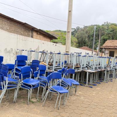 LOTE CONTENDO MESAS E CADEIRAS ESCOLARES, NO ESTADO EM QUE SE ENCONTRAM.