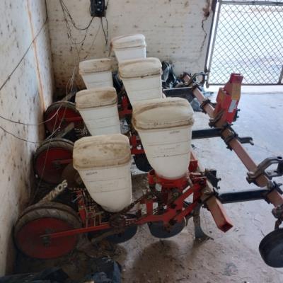 LOTE CONTENDO PLANTADEIRA E ADUBADEIRA J2-S JUMIL, NO ESTADO QUE SE ENCONTRA.