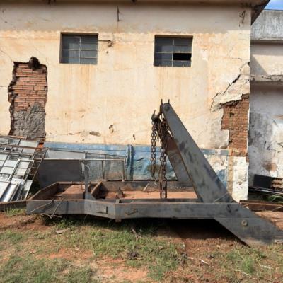 LOTE CONTENDO POLIGUINDASTE, NO ESTADO EM QUE SE ENCONTRA.