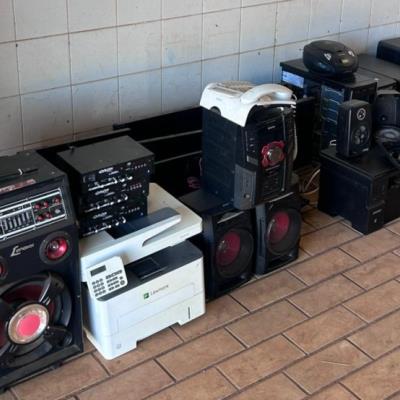 LOTE CONTENDO SUCATA DE BENS DIVERSOS, COMO MOBILIÁRIOS, ELETRODOMÉSTICOS, MATERIAIS DE INFORMÁTICA, ENTRE OUTROS, NO ESTADO EM QUE SE ENCONTRA.