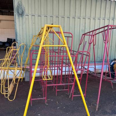 LOTE CONTENDO SUCATA DE BRINQUEDOS DE PARQUE INFANTIL E CAMA ELÁSTICA, NO ESTADO EM QUE SE ENCONTRA.