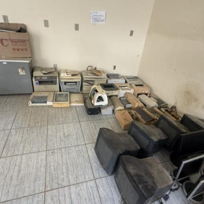 LOTE CONTENDO SUCATA DE DIVERSOS BENS, TAIS COMO: INFORMÁTICA, FREEZER VERTICAL, BEBEDOURO, AR-CONDICIONADO, ENTRE OUTROS, NO ESTADO EM QUE SE ENCONTRAM.