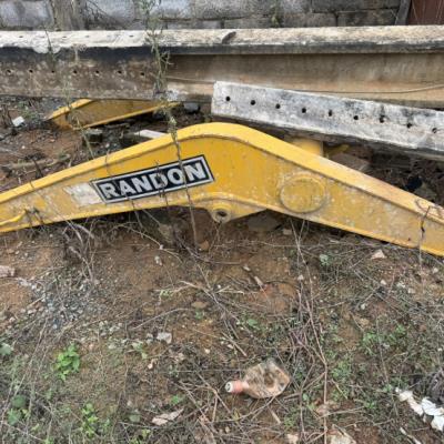 LOTE CONTENDO SUPORTE DA CONCHA DIANTEIRA (H) PARA RETROESCAVADEIRA RANDON, NO ESTADO EM QUE ENCONTRA.
