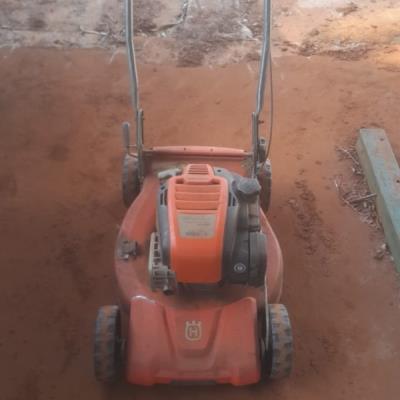 LOTE CONTENDO UM CORTADOR DE GRAMA, NO ESTADO EM QUE SE ENCONTRA.