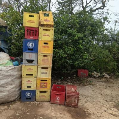 LOTE DE SUCATA DE PLÁSTICO DURO MISTO, APROX. 2.700 KG, 16 UNID. DE CAIXAS DE ENGRADADOS VAZIAS, NO ESTADO EM QUE SE ENCONTRAM.