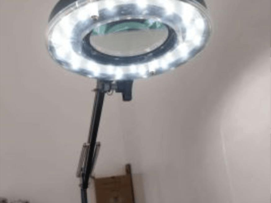 Foto ilustrativa 2 - Lupa Estek, com iluminação em LED