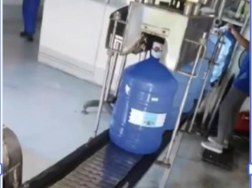 Foto ilustrativa 1 - maquina envasadora de água 12 bicos
