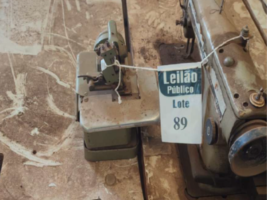 Foto ilustrativa 1 - MÁQUINA OVERLOCK + MÁQUINA COSTURA SINGER