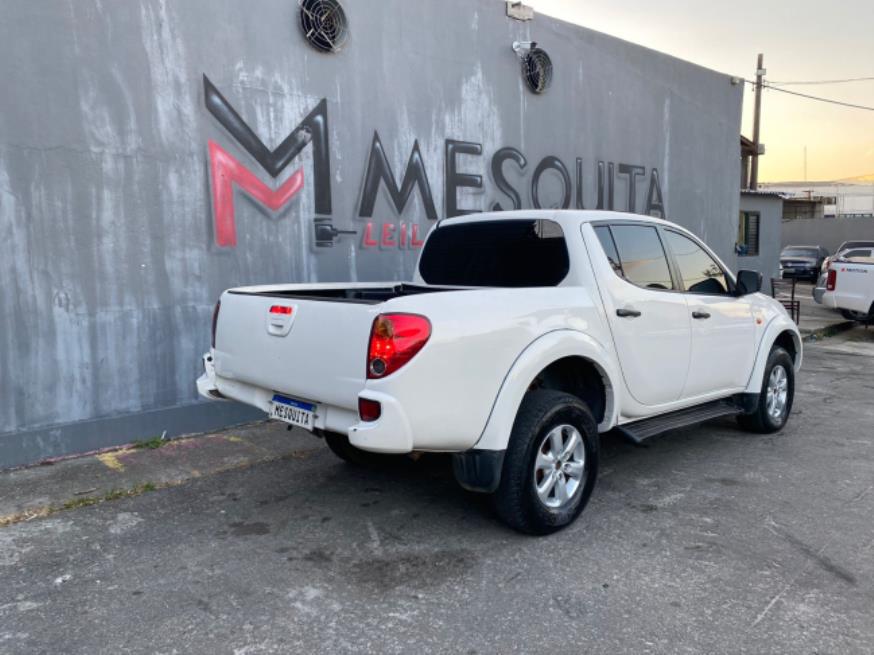 Foto ilustrativa 46 - MITSUBISHI L200 TRITON HPE 4×4 2011 – BRANCA – DIESEL