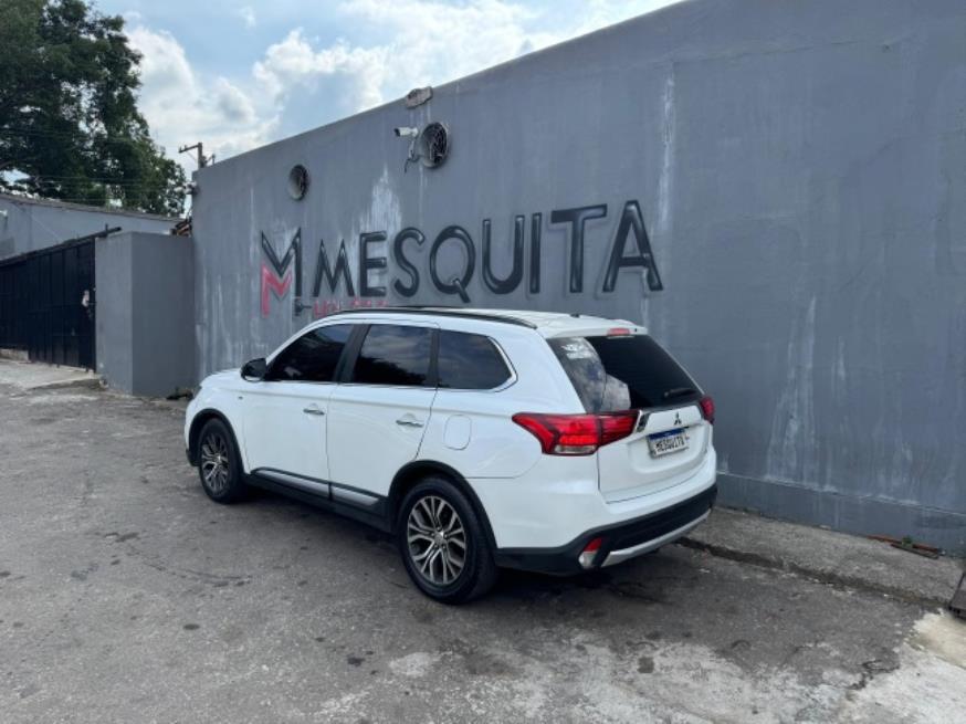 Foto ilustrativa 3 - MITSUBISHI OUTLANDER 3.0 GT 2016  – BRANCA – GASOLINA/GNV