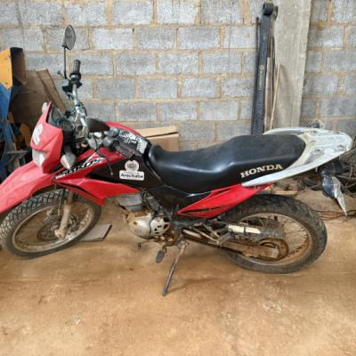 MOTOCICLETA HONDA/NXR150 BROS ESD, ALCOOL/GASOLINA, VERMELHA, 2013/2013, CHASSI: 9C2KD0540DR142840, RENAVAM: 00549613935, NO ESTADO EM QUE SE ENCONTRA.