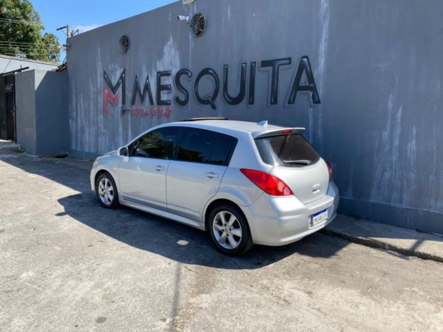 Foto ilustrativa 58 - NISSAN TIIDA SL 1.8 2013 – PRATA – FLEX