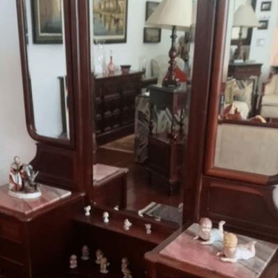 Penteadeira antiga, de madeira